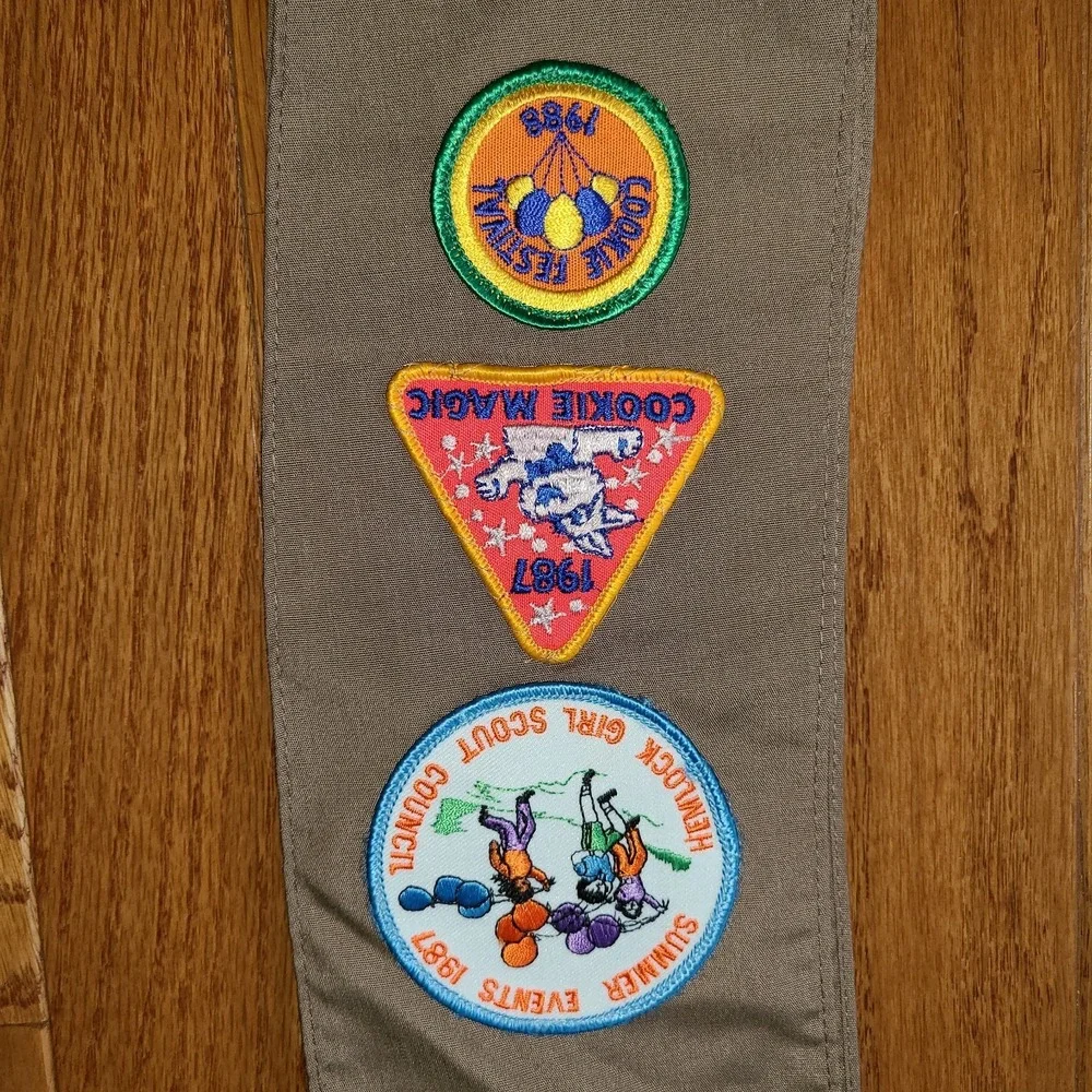 Girl Scout Sash With Pins & Patches Vintage Brown 1987 1988 23 inches‎